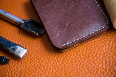 Hakiki sığır derisi cüzdan, el yapımı, üst görünüm işçiliği ile çalışıyor.