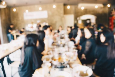 Restoran iş geçmişinde yemek yiyen bulanık bir grup insan.