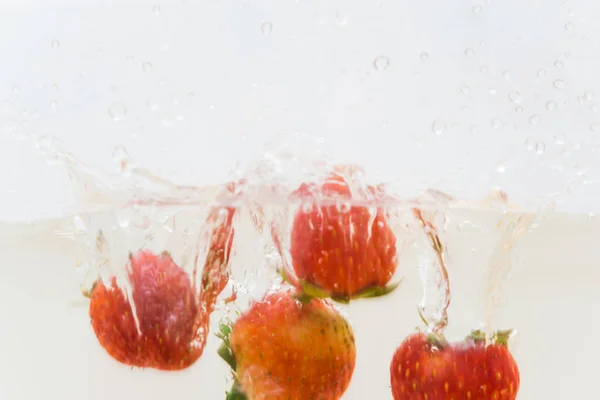 Świeże Owoce Truskawek Czystej Wodzie Białym Tle — Zdjęcie stockowe