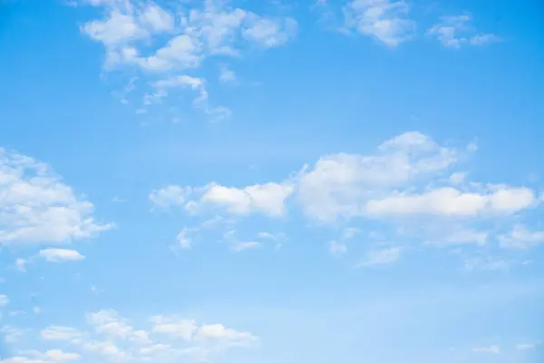 Blauwe Lucht Met Pluizige Witte Wolk Zonnige Dag Natuur Achtergrond Stockfoto