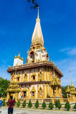 Phuket Tayland 'da mavi gökyüzüne karşı Chalong Budist tapınağı gezisi