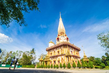 Phuket Tayland 'da mavi gökyüzüne karşı Chalong Budist tapınağı gezisi