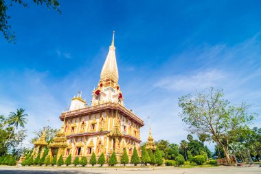 Phuket Tayland 'da mavi gökyüzüne karşı Chalong Budist tapınağı gezisi