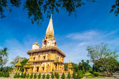 Phuket Tayland 'da mavi gökyüzüne karşı Chalong Budist tapınağı gezisi