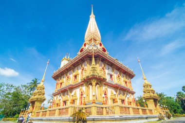 Phuket Tayland 'da mavi gökyüzüne karşı Chalong Budist tapınağı gezisi