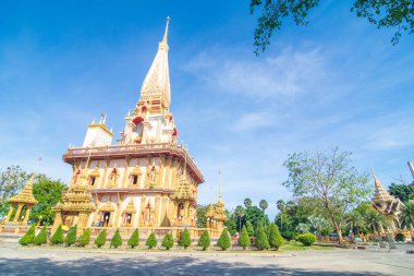 Phuket Tayland 'da mavi gökyüzüne karşı Chalong Budist tapınağı gezisi