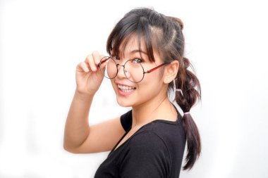 Beyaz arka planda gülümseyen güzel gözlükler güzellik konsepti, Asyalı kadınlar portresi