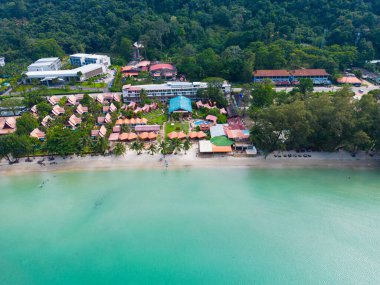 Hava manzaralı deniz plajı yeşil ağaç ormanı yaz tatili arka planlı beyaz kumsal dalgası