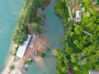 Hava manzaralı deniz plajı yeşil ağaç ormanı yaz tatili arka planlı beyaz kumsal dalgası