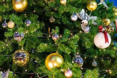 Geceleyin takılarla süslenmiş çam ağacı dalı Mutlu noeller Bokeh arka planını bulanıklaştırdı