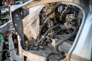 Garajda araba tamiri.