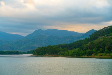 Dağ nehri ve günbatımı gökyüzü bulut barajı, doğa manzarası huzur arka planı