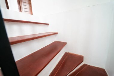 Yeni ev dekorasyonunda ahşap kahverengi merdivenler.