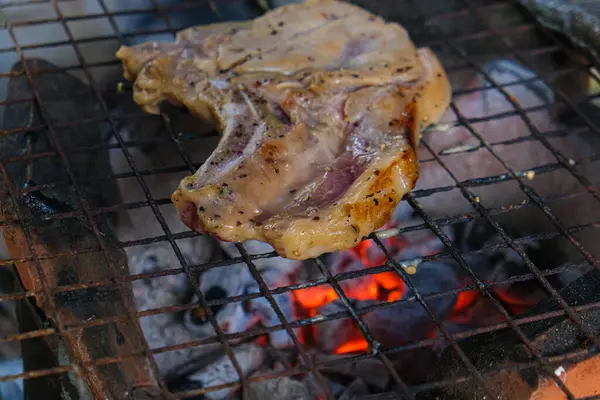 Filete Cerdo Colocado Parrilla Barbacoa Sobre Llama Ardiente — Foto de Stock