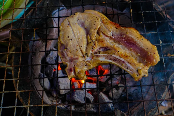 Stek Wieprzowy Umieszczony Grillu Nad Palącym Się Płomieniem — Zdjęcie stockowe