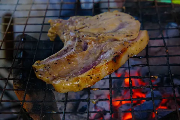 Steak Porc Placé Sur Une Grille Barbecue Dessus Une Flamme — Photo
