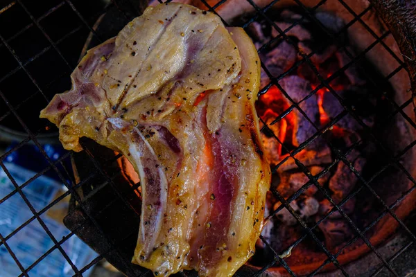 Friptura Porc Plasată Grătar Peste Flacăra Arzătoare — Fotografie, imagine de stoc