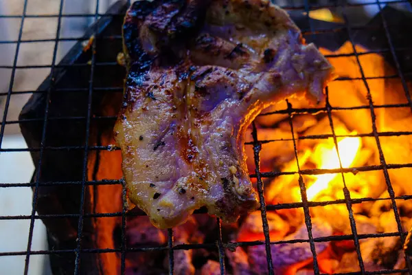 Stek Wieprzowy Umieszczony Grillu Nad Palącym Się Płomieniem — Zdjęcie stockowe