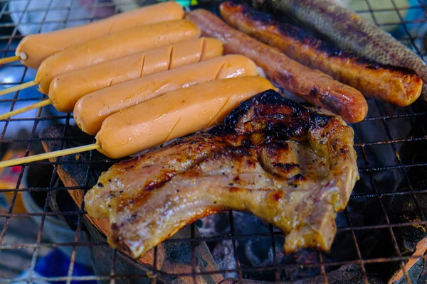 Salsichas Frango Grelhadas Fogo Carvão Com Carne Porco — Fotografia de Stock