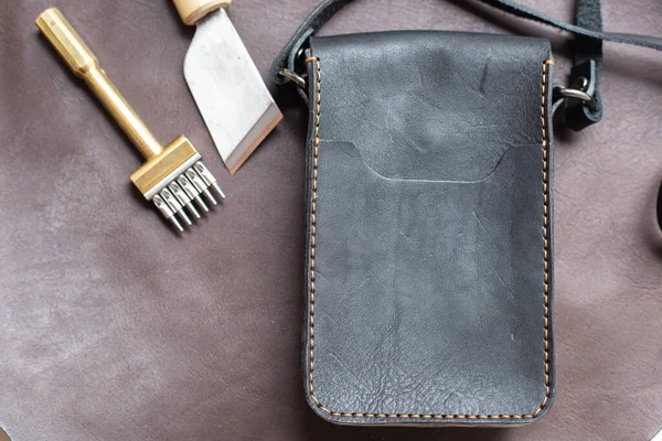 Echte Leder Brieftasche Hand Mit Werkzeug Auf Lederhintergrund Handwerkskunst Industrie — Stockfoto