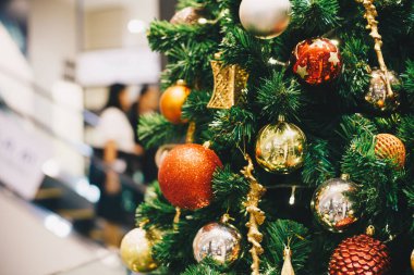 Çam ağacında asılı lüks kırmızı noel balosu süsü