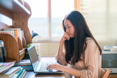 Asyalı iş kadınları ev ofis rahat kadınlar dizüstü bilgisayar kullanarak