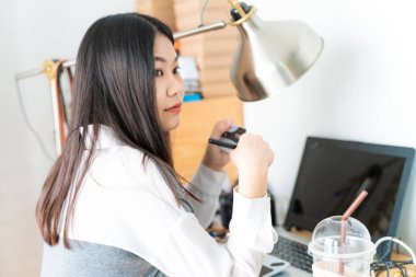 İş kadını kıyafeti ev bilgisayarında dizüstü bilgisayarla çevrimiçi kredi kartı ödemesi kullan