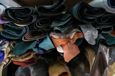 Renkli çiğ, hakiki sebze bronzlaşmış deri el işi dükkanında, el yapımı.