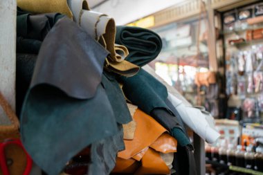 Renkli çiğ, hakiki sebze bronzlaşmış deri el işi dükkanında, el yapımı.