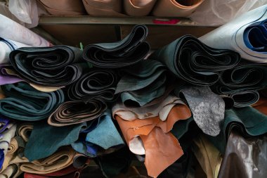 Renkli çiğ, hakiki sebze bronzlaşmış deri el işi dükkanında, el yapımı.