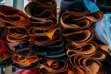 Renkli çiğ, hakiki sebze bronzlaşmış deri el işi dükkanında, el yapımı.