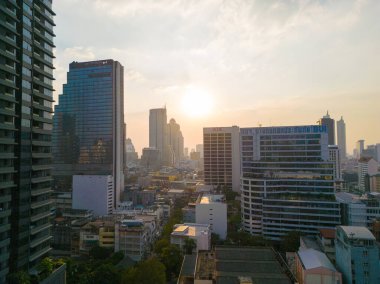 BTS kentsel tren ulaşımlı hava manzaralı şehir binası. Gün batımı gökyüzü silom bölgesi Bangkok Tayland