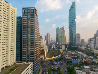 BTS kentsel tren ulaşımlı hava manzaralı şehir binası. Gün batımı gökyüzü silom bölgesi Bangkok Tayland