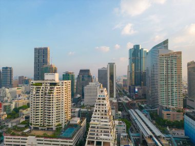 BTS kentsel tren ulaşımlı hava manzaralı şehir binası. Gün batımı gökyüzü silom bölgesi Bangkok Tayland