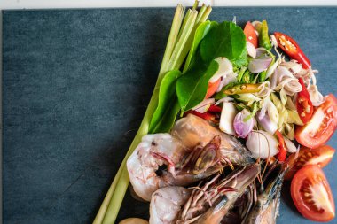 Deniz ürünleri ve sebzelerin üst manzarası Tom 'u pişirmeye hazır. 