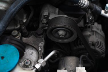Tamirci araba radyatörlerini kontrol ediyor ısıtıcıları soğutuyor içten yanmalı motorları bakım konseptini soğutuyor.
