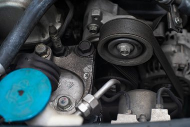 Tamirci araba radyatörlerini kontrol ediyor ısıtıcıları soğutuyor içten yanmalı motorları bakım konseptini soğutuyor.