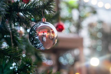 Noel balosu lüks çam ağacının dalında süslenir gece lambası bulanık arka plan sahnesi mutlu yıllar