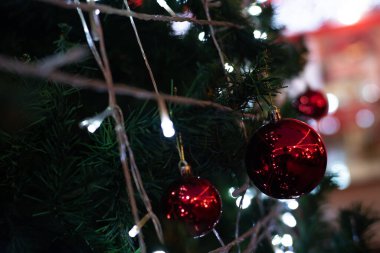 Noel balosu lüks çam ağacının dalında süslenir gece lambası bulanık arka plan sahnesi mutlu yıllar