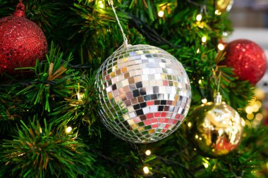 Noel balosu lüks çam ağacının dalında süslenir gece lambası bulanık arka plan sahnesi mutlu yıllar