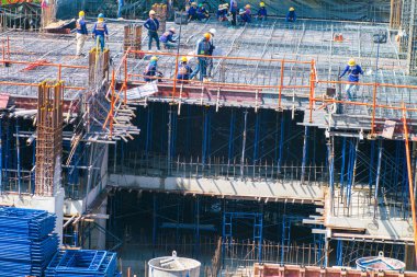 Vinç yüksek ofis inşa endüstrisi konseptine sahip bir inşaat alanı.