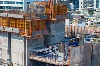 Vinç yüksek ofis inşa endüstrisi konseptine sahip bir inşaat alanı.