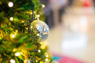 Çam ağacındaki noel balosu süsü arka planda bulanık bokeh kış sezonu mutlu x mas