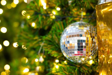 Çam ağacındaki noel balosu süsü arka planda bulanık bokeh kış sezonu mutlu x mas