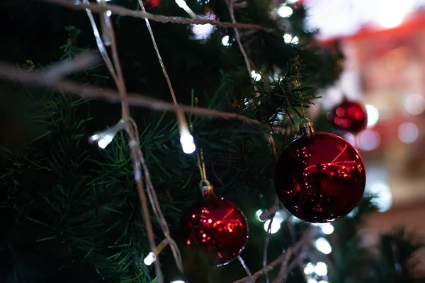 Vánoční Míč Zdobí Luxusní Borovice Větev Noc Světlo Bokeh Rozmazané — Stock fotografie