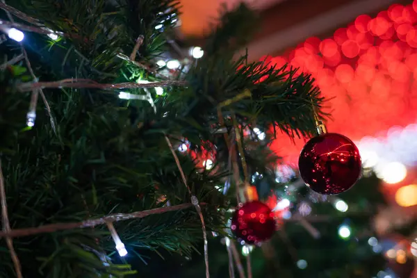 Vánoční Míč Zdobí Luxusní Borovice Větev Noc Světlo Bokeh Rozmazané — Stock fotografie