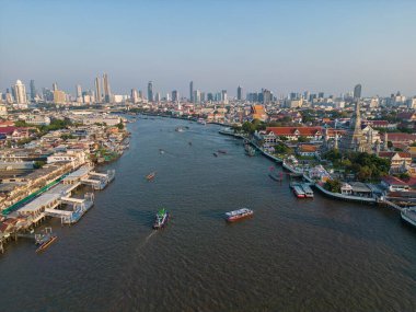 Hava manzaralı Wat Arun Buddha Tapınağı gün batımı gökyüzü gezisi Bangkok Tayland 'da