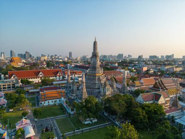 Hava manzaralı Wat Arun Buddha Tapınağı gün batımı gökyüzü gezisi Bangkok Tayland 'da