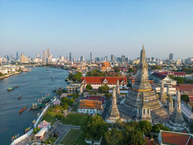 Hava manzaralı Wat Arun Buddha Tapınağı gün batımı gökyüzü gezisi Bangkok Tayland 'da