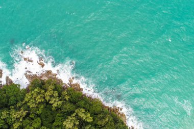 Tropikal deniz adası doğa manzarasında hava manzaralı deniz sahili dalgaları